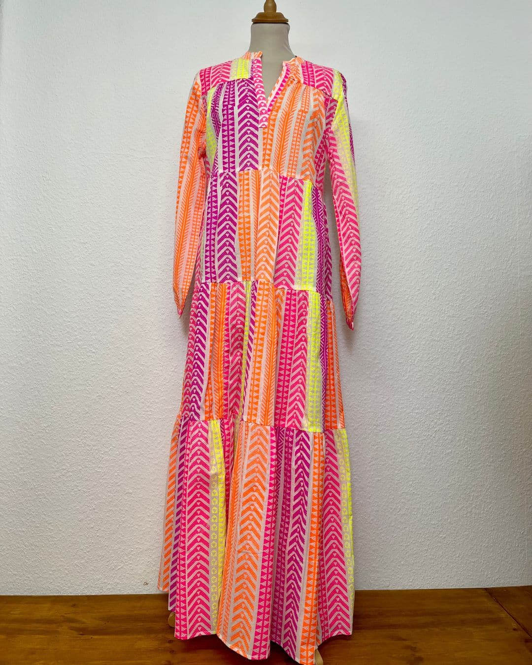 Robe femme élégante – coupe tendance, tissu fluide, disponible en plusieurs couleurs – Les Petites Parisiennes 81