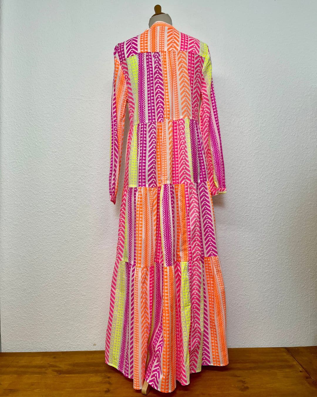 Robe femme élégante – coupe tendance, tissu fluide, disponible en plusieurs couleurs – Les Petites Parisiennes 81